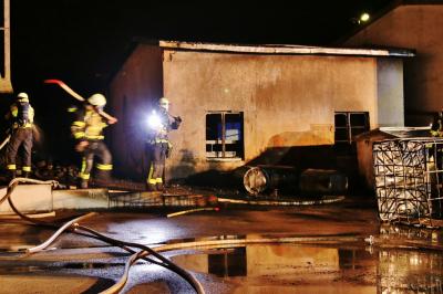 Marbach am Neckar: Naechtlicher Brandeinsatz an der Oelmuehle